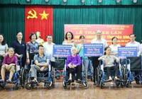 Trao 209 xe lăn cho người khuyết tật tỉnh Hòa Bình