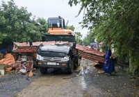Xe chở máy công trình kéo sập cổng làng, tài xế tử vong