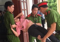 Nữ bị cáo ngất xỉu ngay sau khi tòa tuyên án