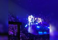 Quẫy quá đà, Lady Gaga 'lọt” sân khấu