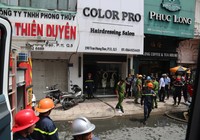 Cụ bà ngất xỉu trong căn nhà bốc cháy ở quận 5