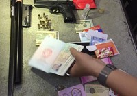 Cầm súng đi ‘dạo phố’, nam thanh niên bị kiểm tra