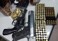 Giữ người mang súng và hàng trăm viên đạn từ biển vào TP.HCM