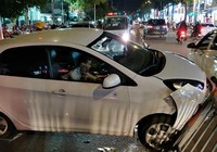 Xe buýt tông taxi công nghệ, nhiều hành khách hoảng hốt