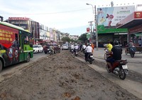 Xe ben tháo chạy sau khi đổ bùn đất xuống đường ở Gò Vấp