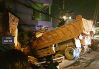 Xe ben tông sập nhà ở cầu Chánh Hưng, nhiều người thoát chết
