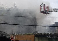 Cháy công ty ở Bình Tân, bà bồng cháu leo lan can thoát nạn