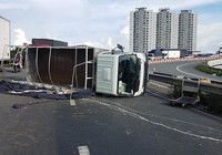 Xe tải chở dung dịch thuốc y tế lật, tài xế bị thương