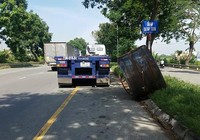 Khiếp vía vì 2 cuộn thép hàng chục tấn văng xuống đường