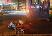 Nam thanh niên bị xe buýt cán tử vong trong làn ô tô