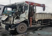 Xe tải mất thắng tông hai xe dừng đèn đỏ, tài xế mắc kẹt