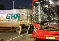 Xe khách 'nát đầu' sau va chạm liên hoàn, quốc lộ 1 kẹt cứng