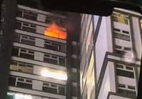 Cháy chung cư ở quận 10, cư dân náo loạn