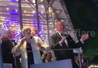 Xem Thủ tướng Anh Theresa May nhún nhảy trên nền nhạc ABB