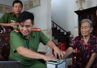 Video: Công an quận 9 đến tận nhà cấp CCCD cho người khó khăn