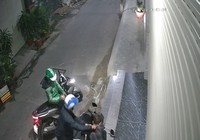 Video: Mặc áo Grab chở đồng bọn gí dao cướp xe máy
