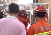 Giải cứu bé trai mắc kẹt bên trong máy gắp thú