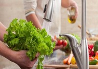 Rửa nước thông thường không hết được E.coli trên rau sống
