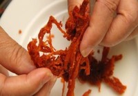 Làm gì để tránh mua phải thịt bò khô kém chất lượng?
