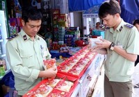 Đồ chơi trẻ em, bánh Trung thu giá rẻ... bị vào 'tầm ngắm'