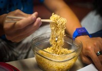 Trẻ em Đông Nam Á suy dinh dưỡng vì lạm dụng mì ăn liền