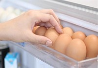 Tại sao không nên để trứng ở cánh cửa tủ lạnh