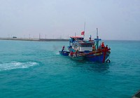 Đưa tàu cá và 10 ngư dân an toàn vào đảo Sinh Tồn