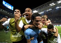 Cavani ‘tiễn’ Ronaldo ‘theo chân’ Messi về nước như thế nào?
