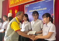CLB Doanh nhân Hutech trao học bổng học sinh vượt khó