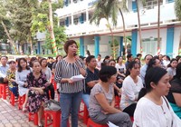Phụ huynh lo lắng khi tan tiệc sân trường ngập rác