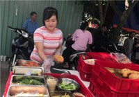 Tiệm bán bánh mì đồng giá 5.000 đồng hỗ trợ thí sinh