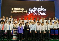 Trao 150 suất học bổng 'Tiếp sức đến trường' cho tân sinh viên