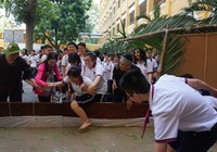 Học sinh lội bùn bắt cá ngay giữa sân Trường Trưng Vương