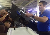 2 ông lớn quyết định đổi tivi Asanzo cho khách hàng