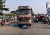 Xe máy va chạm container, cha mẹ tử vong con gái nguy kịch