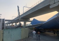 Dầm bê tông cầu bộ hành đè bẹp container tại Thủ Đức