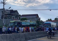 Xe khách tông xe máy, ô tô chạy sau lao vào nhà dân
