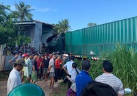 Xe container đâm vào nhà ven đường, một người tử nạn
