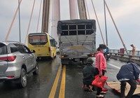 Ngã trên cầu Rạch Miễu, xe chạy sau không né kịp