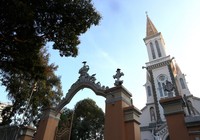 Nhà thờ, chùa vắng tín đồ và những lời cầu nguyện riêng tư