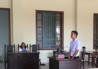 Cuối năm, bị cáo ra tòa khóc tu tu...