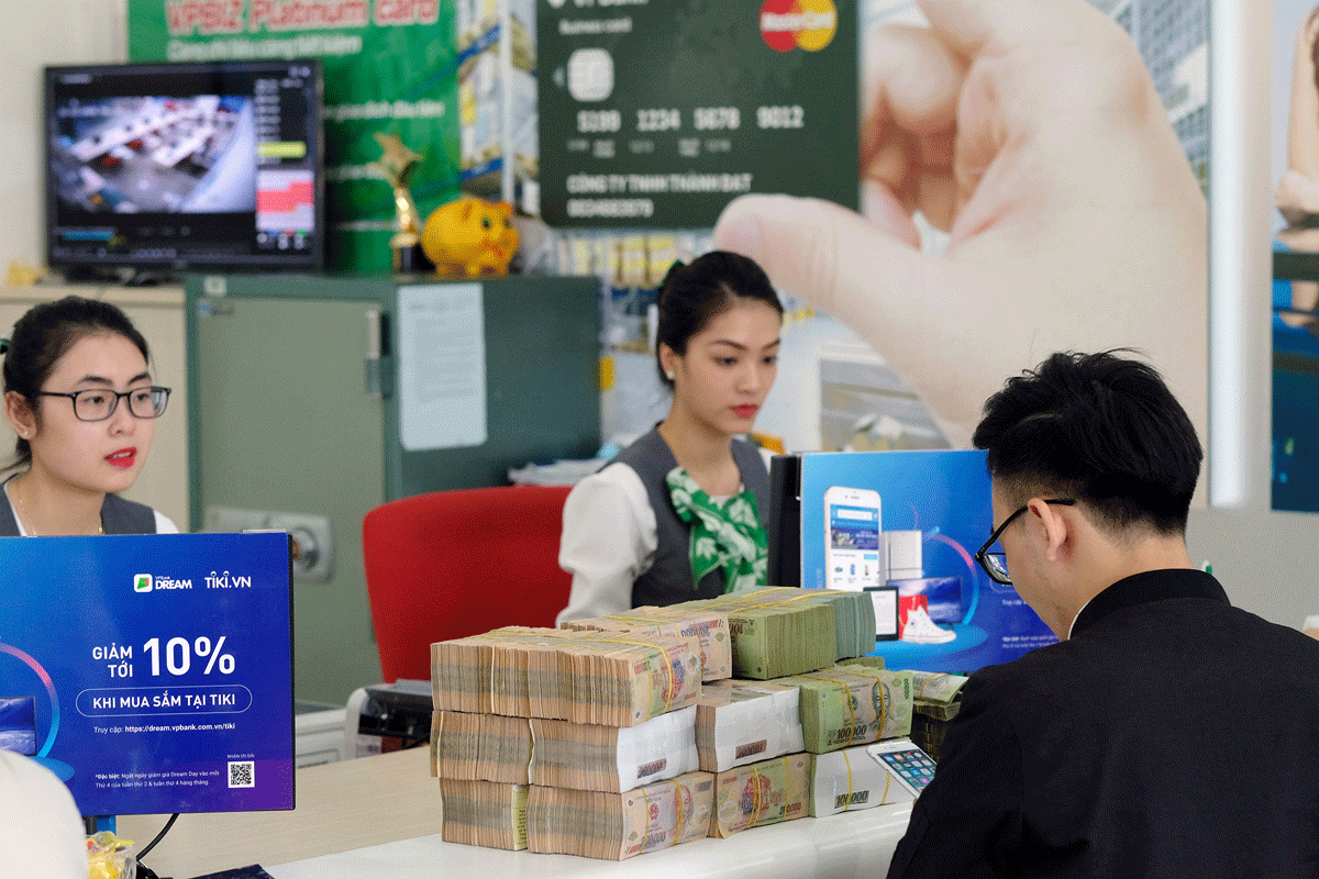 Tranh luận việc ngân hàng chuyển thông tin tài khoản cho thuế