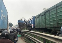Ô tô chở cá bị tàu hỏa tông nát, tài xế nguy kịch