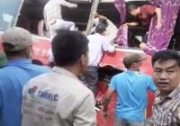 Tàu hỏa tông xe chở 40 học sinh, nhiều em bị thương