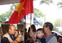 Vẫn có người mang cờ ra đón ông Park và U-23 Việt Nam