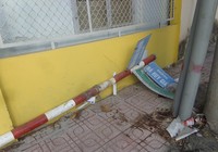 Trụ bảng tên đường ngã chỏng chơ