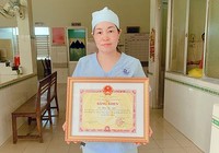 Nữ hộ lý xót lòng xa con gái lúc vượt cạn