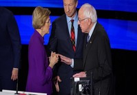 Ông Sanders: Bà Warren vướng giới tính thì tôi vướng tuổi già