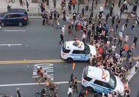 Video: Cảnh sát New York tông xe vào đám đông người biểu tình