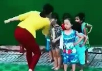 Cô giáo 'điều chỉnh' trẻ trong lúc tập múa: Phụ huynh nói gì?